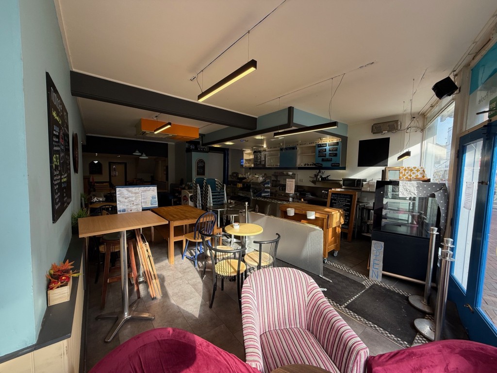 Lot: 102 - THREE STOREY TOWN CENTRE BUILDING - Main café seating area